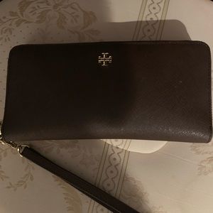 Brown Tory Burch wallet wristletexcellent condition.Zipper & credit card inserts